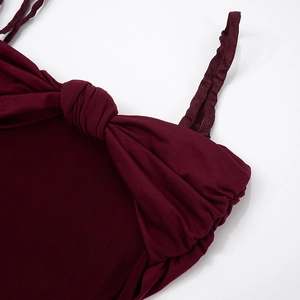 Détail de la robe maxi bordeaux avec encolure torsadée et fines bretelles réglables