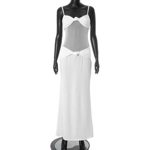 Détail de la robe longue blanche élégante avec découpes et nœuds à la taille