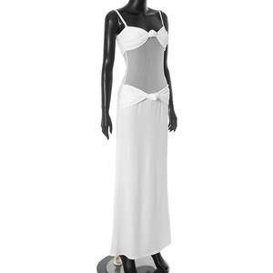 Détail de la robe longue blanche sans bretelles avec drapé noué et empiècements en résille