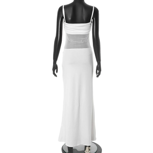 Détail d'une robe blanche sans bretelles avec dos nu et empiècement en maille transparente