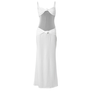 Détail de la robe longue blanche ajourée avec nœud torsadé sur le devant et fines bretelles
