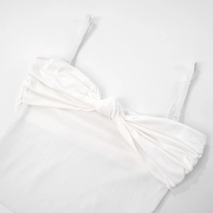 Détail du nœud torsadé et de la texture froncée sur la robe bandeau blanche