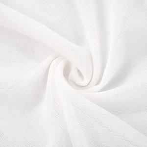 Détail du tissu en maille blanche légère et respirante avec une structure à micro-trous