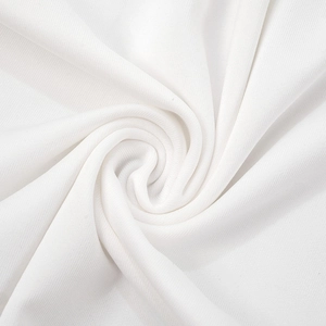 Gros plan détaillé sur un tissu en maille côtelée blanche avec nœud central torsadé