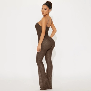 Detailansicht der Rückseite eines schmal geschnittenen braunen Spitzen-Jumpsuits mit Trägern