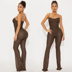 Detailansicht des braunen Spitzen-Jumpsuits mit transparentem Muster und Schlaghose