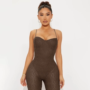 Detailaufnahme der tiefbraunen floralen Spitzentextur eines transparenten Bodysuits