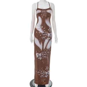 Détail de la robe longue marron moulante avec imprimé floral et silhouette artistique