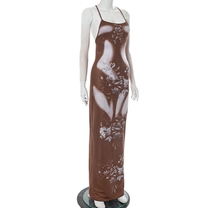 Détail d'une robe longue dos nu avec imprimé floral et fines bretelles spaghetti