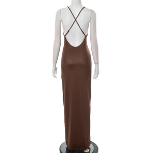 Détail du laçage croisé au dos de la robe fleurie dos nu en tissu satiné marron chocolat