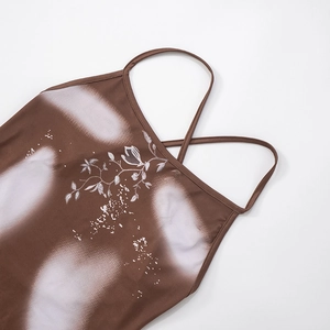 Détail de l'imprimé fleuri et des brides croisées d'une robe marron dos nu