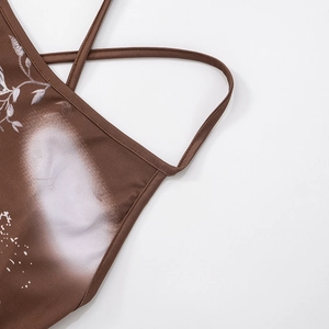Détail de la robe marron foncé à imprimé floral avec des motifs de fleurs blanches épurés