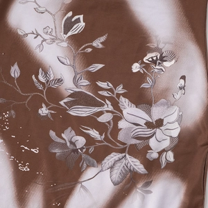 Détail de l'imprimé floral vintage sur tissu dégradé marron et blanc pour robe sexy d'été