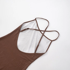 Détail des bretelles croisées dans le dos sur robe fleurie marron avec boucles en métal