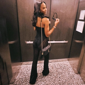 Detailansicht des sexy schwarzen Spitzen-Jumpsuits mit schmaler Passform und Schlaghose