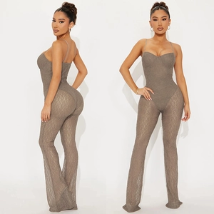 Vorder- und Seitenansicht des braunen Spitzen-Jumpsuits mit Mesh-Muster und Schlaghose