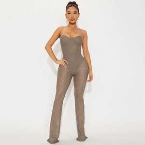 Detailansicht des dunkelbraunen Spitzen-Jumpsuits mit Trägern und ausgestelltem Bein
