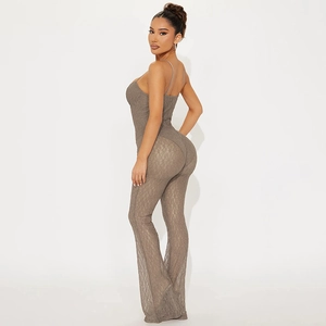 Details des braunen Spitzen-Jumpsuits mit Blumenmuster und weitem Bein aus Netzstoff