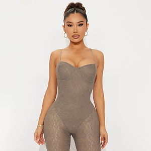 Sexueller Damen-Spitzen-Jumpsuit mit zarten Blumenmustern und dünnen Trägern in Grau