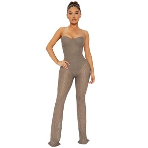 Sexy Damen Body aus floraler Spitze mit Schlaghose und rückenfreiem Design in Taupe
