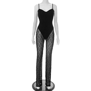 Detail von transparentem floralen Spitzenstoff und Herzausschnitt an schwarzem Jumpsuit