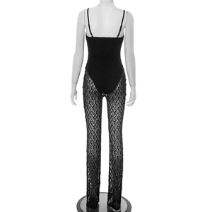 Detaillierte Rückansicht des Spitzen-Jumpsuits mit halbtransparentem Mesh-Gewebe