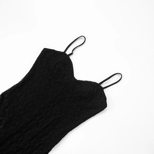 Nahaufnahme der schwarzen Spitzenstickerei und Bügel-Details am Bodysuit