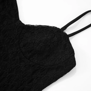 Detailaufnahme aus floraler Spitze und feinen Trägern eines schwarzen Jumpsuits