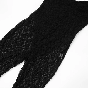 Detail des schwarzen Spitzen-Jumpsuits mit floralem Geometriemuster und transparenter Textur