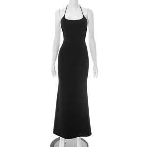 Robe longue dos nu noire élégante avec coupe ajustée en ligne A et tissu en maille douce