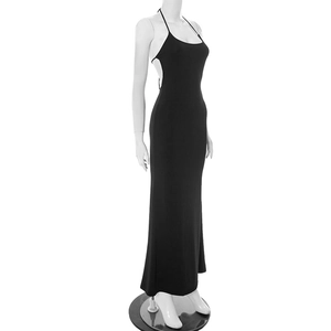Détail de la robe longue noire dos nu avec licou présentée sur un mannequin blanc de profil