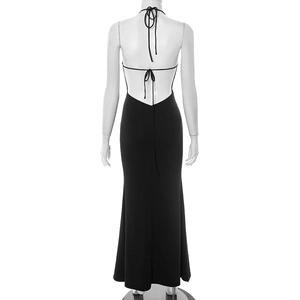 Détail d'une robe longue noire élégante à dos nu avec bretelles croisées et coupe ajustée