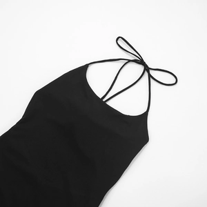 Détail de la robe noire élégante dos nu avec nœud délicat et tissu fluide de qualité