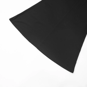 Détail de l'ourlet d'une robe noire en coupe A avec des coutures soignées et tissu lisse
