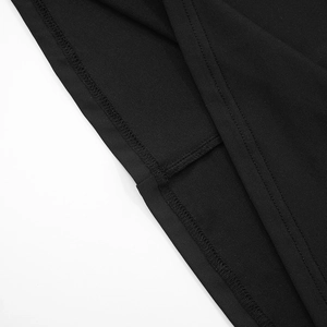 Détail de la couture à double aiguille de haute qualité et de l'ourlet sur cette robe noire
