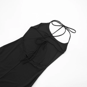 Détail d'une robe noire dos nu avec laçage croisé et design élégant à dos ouvert