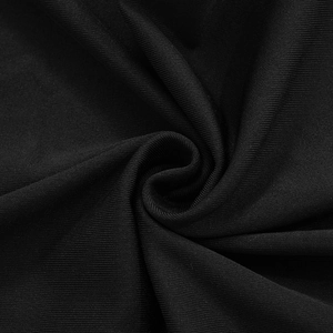 Vue macro du tissu en maille côtelée noire élégante avec brillance douce et texture fine
