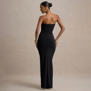 Detail van elegante zwarte strapless maxi-jurk met hoogwaardige stoftextuur