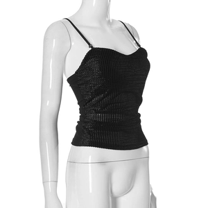 Dettaglio del crop top nero a costine con spalline sottili e tessuto strutturato su manichino