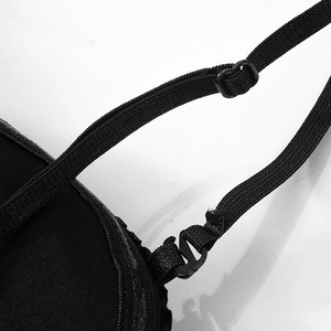 Dettaglio della tracolla in nylon regolabile con fibbia e gancio rotante in nero opaco