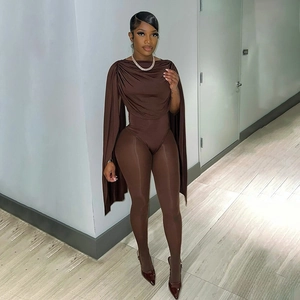 Combinaison marron foncé à manches longues avec legging transparent et drapé élégant