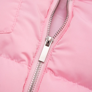 Detail of the high-quality metal zipper and quilted texture on the pink puffer vest