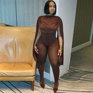 Détail d'un body cape marron foncé élégant avec des plis drapés et un fini de tissu lisse