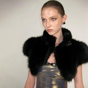 Detailansicht des schwarzen Kunstpelz-Capes mit Stehkragen und edlen Metallschnallen