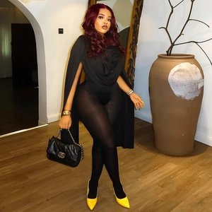 Combinaison noire élégante en tulle avec talons jaunes et sac à main en chaîne