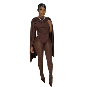 Combinaison marron ajustée à manches longues avec détails en mesh et talons hauts
