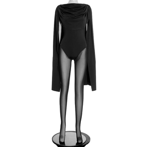 Détail du body noir ajusté avec manches cape longues et empiècements en résille