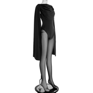 Détail d'un body noir ajusté avec un élégant design de cape drapée sur l'épaule