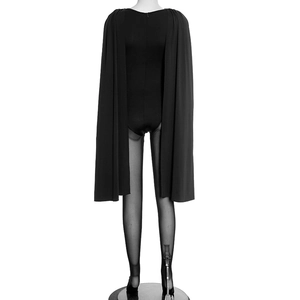 Détail d'un body noir à manches longues avec un design élégant de cape en maille au dos