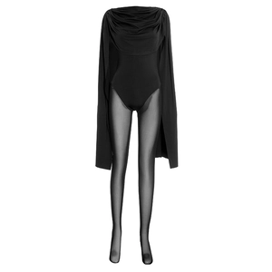 Détail d'un body noir avec élégant col bénitier et manches en maille style cape fluide